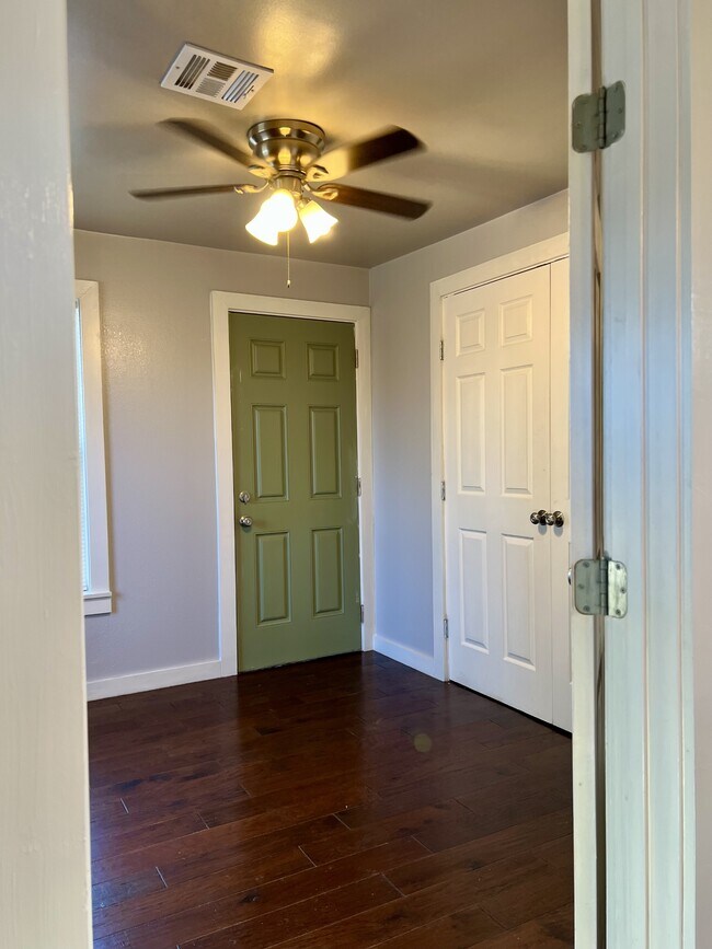 Building Photo - 904 N Peoria Ave