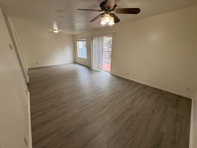 Building Photo - CHECK OUT THIS COZY 3 BEDROOM, 2.5 BATH TOWNHOME ON A CORNER LOT IN MOUNTAINVIEW NEIGHBORHOOD