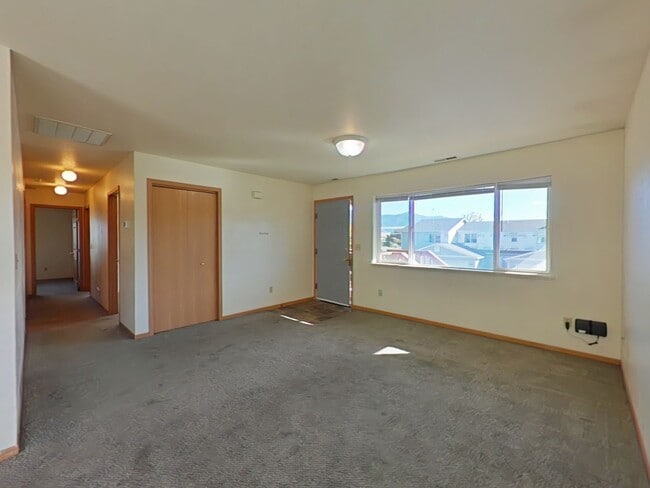 Building Photo - 3 Bedroom with DETACHED GARAGE! Great Central Location with Easy Access to MSU!