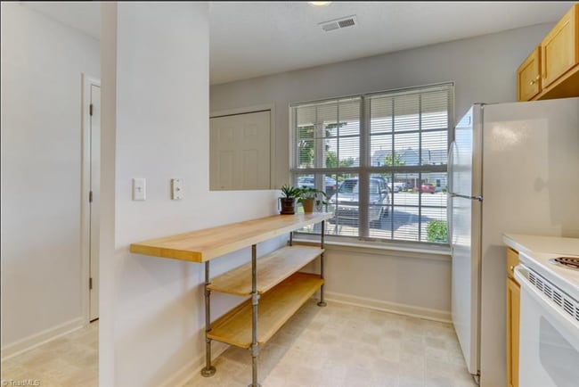 Building Photo - Amazing 2 bedroom 2.5 bathroom townhouse i...