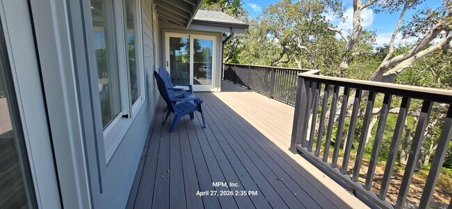 Building Photo - large custom home with peek a boo ocean views