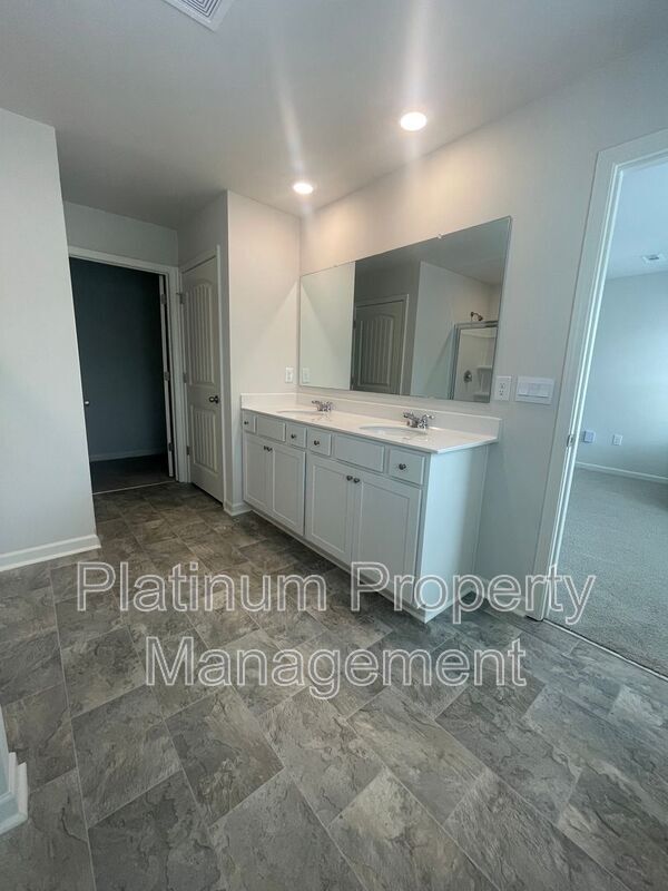 Building Photo - 551 Stoneybrook Dr