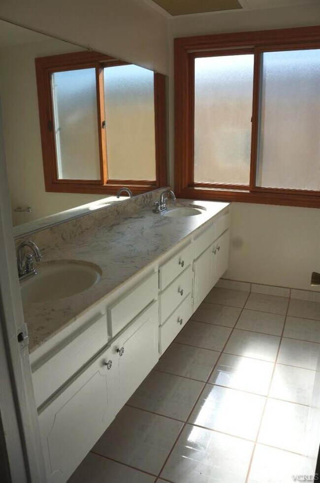 Building Photo - 2623 Velarde Dr