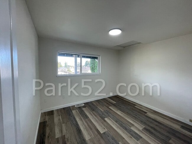 Building Photo - North Tacoma 4 Bed 2 Bath Single Family Home