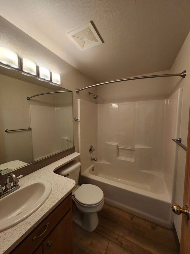 Building Photo - Updated 3 bed, 2 ba w/Oversized Covered Patio