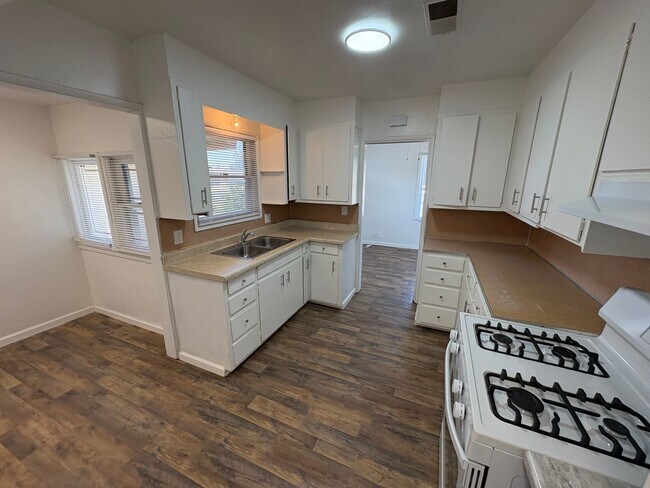 Building Photo - Cozy Home On Spacious Corner Lot Available Now in Dinuba CA!
