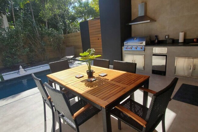 Building Photo - 1621 NE 4th Pl