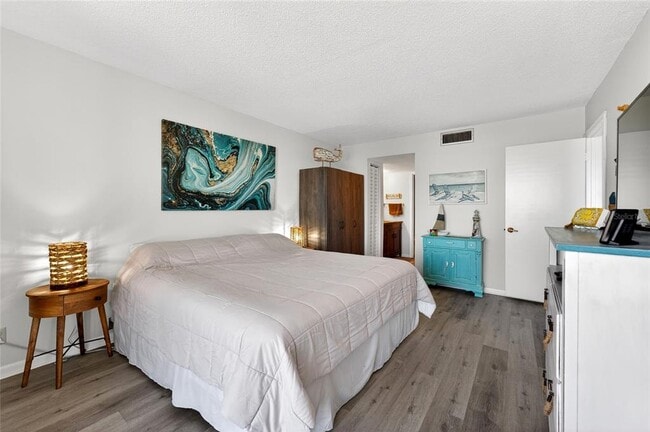 Building Photo - 6218 Palma Del Mar Blvd S