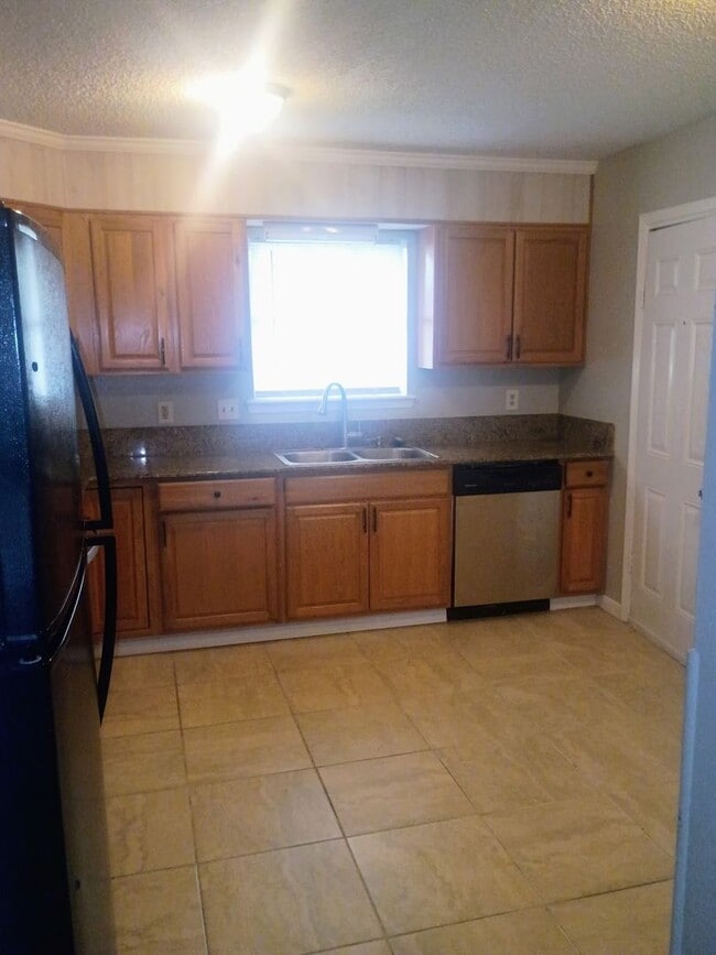 Building Photo - Updated 3/2 Home with 2-Car Garage + Air-Conditioned Workshop!