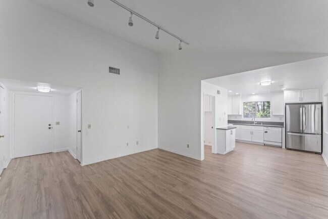 Building Photo - "Charming 2-Bed, 2-Bath Gem with RV Access in Santa Clarita!"