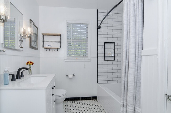 Building Photo - 2631 Oakland Ave