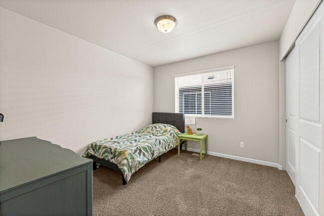 Building Photo - Fully Furnished 5-Bedroom Horizon Pointe H...