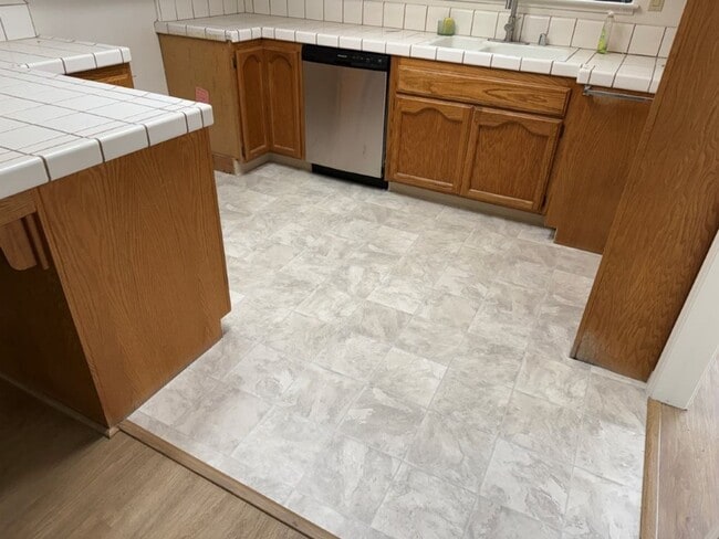 Building Photo - Modern 4 Bedroom 3 Car Garage Dixon *Star ...