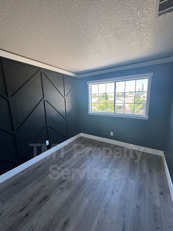 Building Photo - 5093 N Laguna Dr