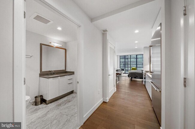 Building Photo - 45 Sutton Square SW