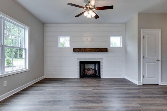 Building Photo - 4 Bedroom Dog Friendly Home For Rent Near Guthrie!