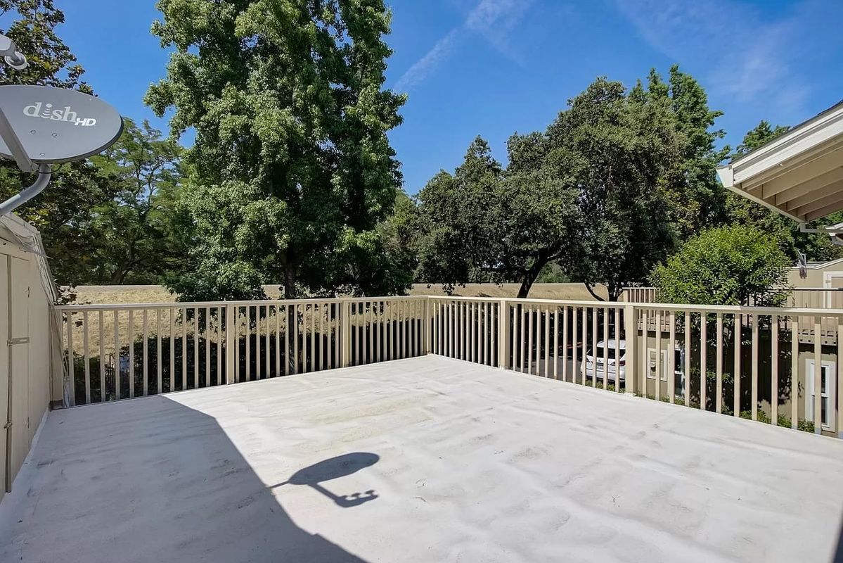 Building Photo - 7959 La Riviera Dr