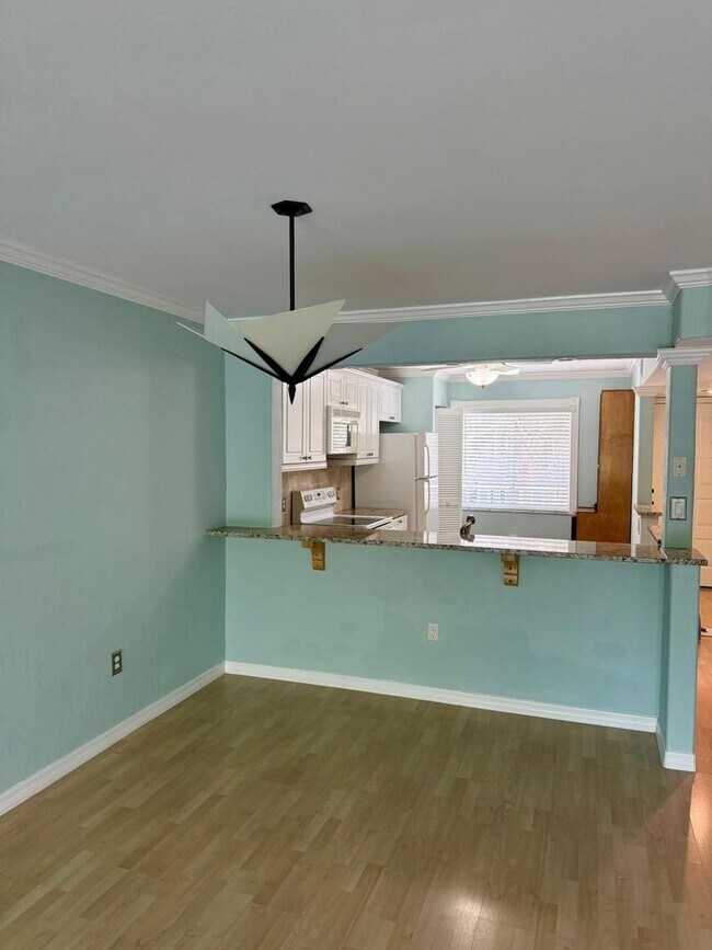 Building Photo - Stunning Sandpiper Bay 2 bed/2 bath end unit condo