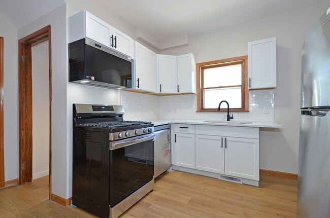 Building Photo - Beautiful Updated 5-Bed 2-Bath Home in NE Minneapolis!