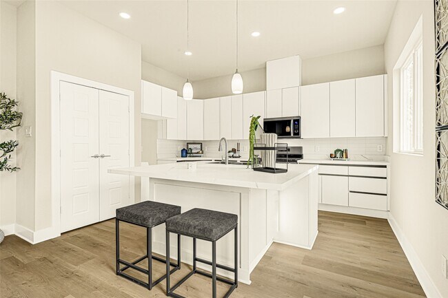 Building Photo - 706 Savonna