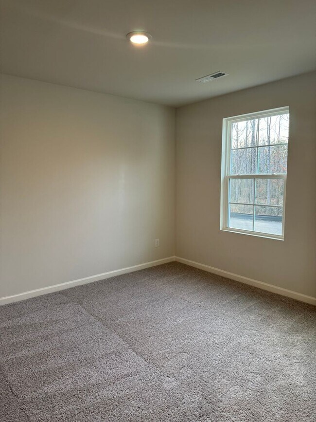 Building Photo - Newer 4BR 2.5BA Home!