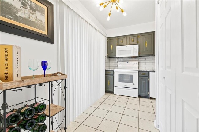 Building Photo - 2685 Meadowlawn Dr