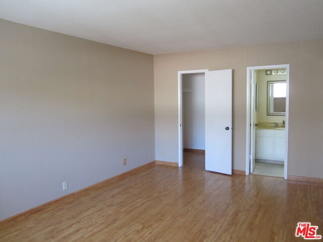 Building Photo - 5275 Colodny Dr