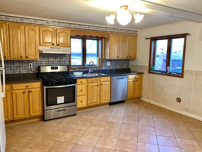 Building Photo - 427 Warren St