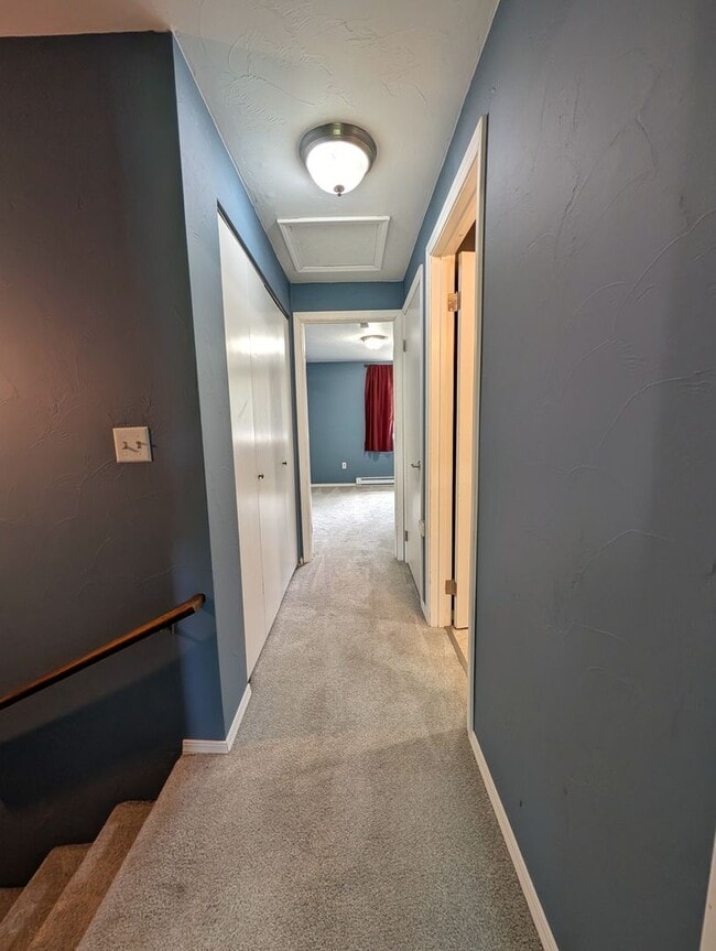 Building Photo - Valley Townhome, 3BD/1.5BA, Fully Fenced Y...