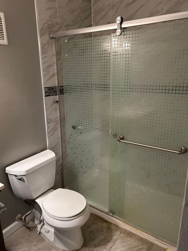 Building Photo - Top-Floor Condo with Trail Access + Commun...