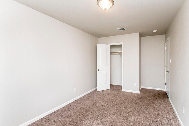 3rd bedroom closet - 48465 Red Fox Dr