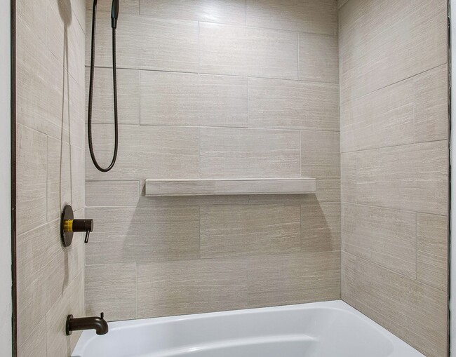 Building Photo - $1,800 / 2 br / 2 ba / 959 sqft