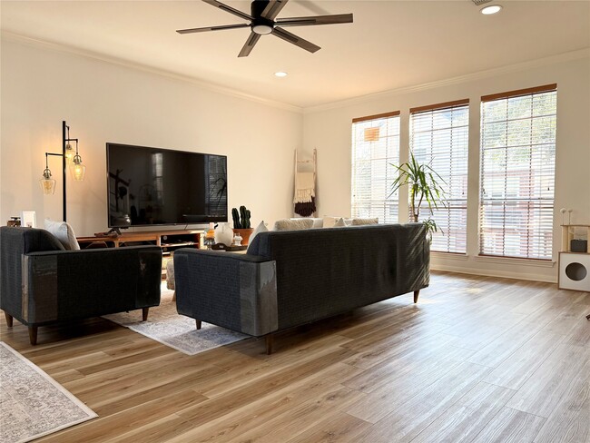 Building Photo - 1702 Tuam St