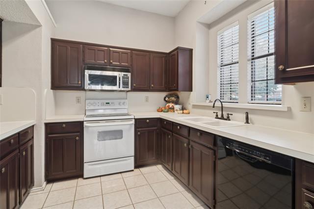 Building Photo - 2016 Peakwood Dr