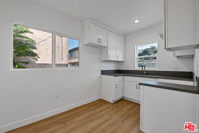 Building Photo - 220 E Vernon Ave