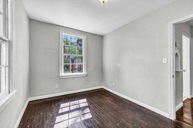 Building Photo - Charming 4BR Downtown Savannah Home with M...