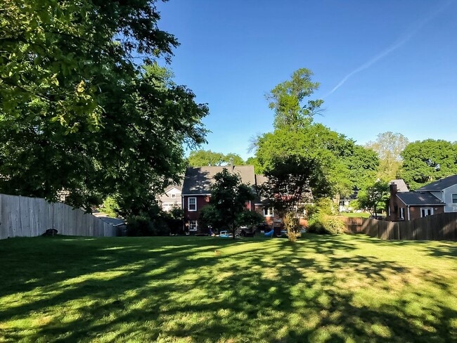 Building Photo - Gorgeous 4 Bed 2 Bath Single Family Home W...