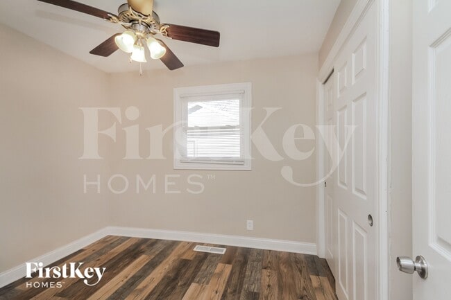 Building Photo - 10 Fir St