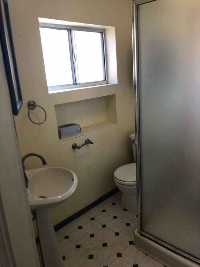 Building Photo - ALL UTILITIES INCLUDED - ONE BLOCK FROM UN...