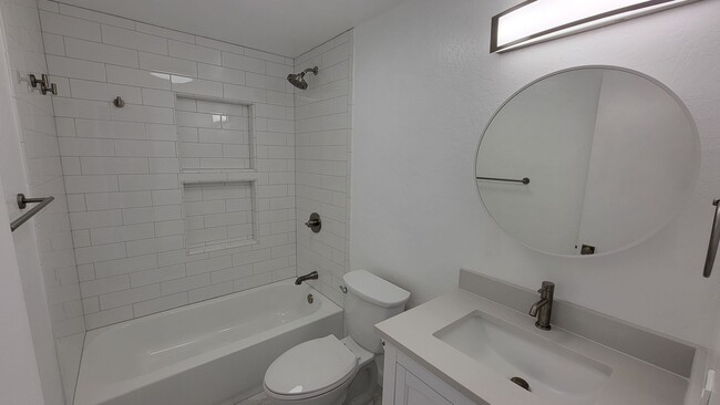 Building Photo - Recently updated 2 Bedroom 1 bath in the  ...