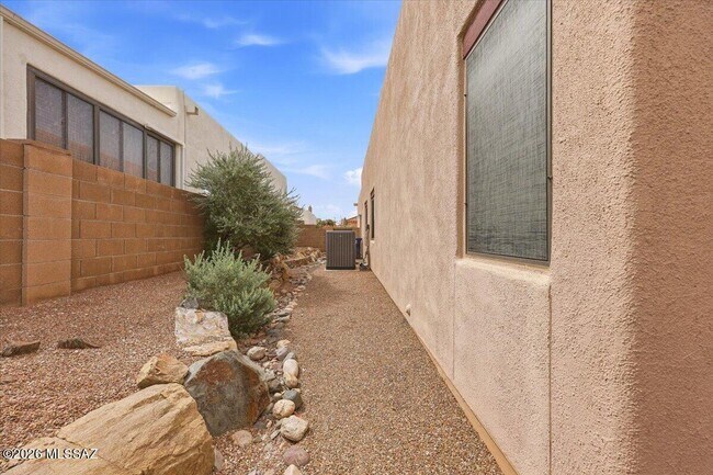 Building Photo - 10961 E Siskin Pl