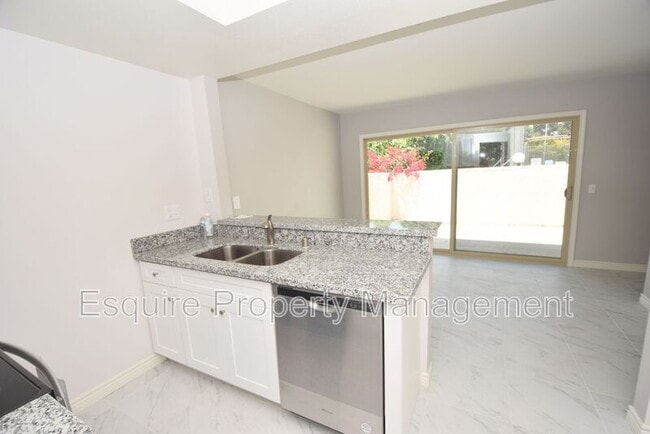Building Photo - 630 Chapala Dr