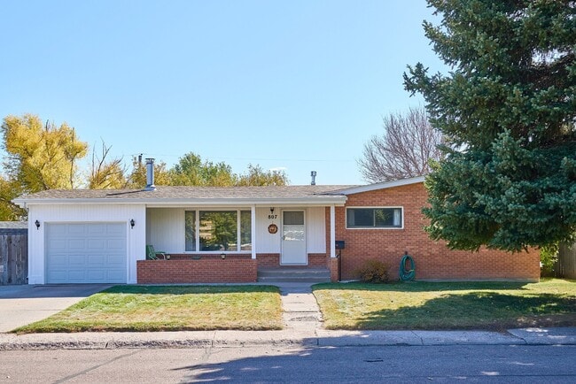 Building Photo - 807 Shoshoni St