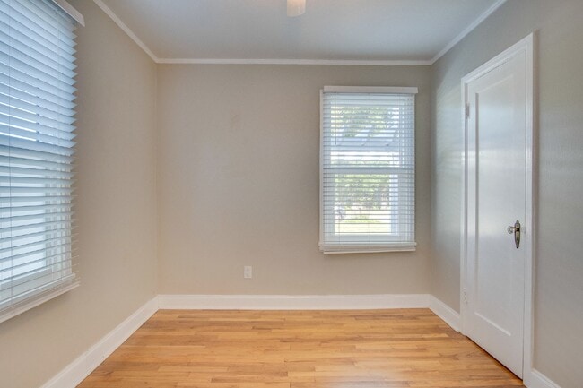 Building Photo - Coming Available 2/6 – 3-Bedroom, 1-Bathroom Cottage in East Hill with Solar Power & Wraparound D...