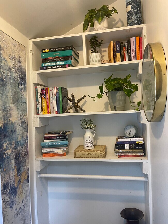 Private Entryway with Storage - 106 Windham Ave