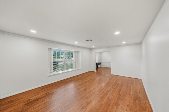 Building Photo - 10170 Hanka Dr