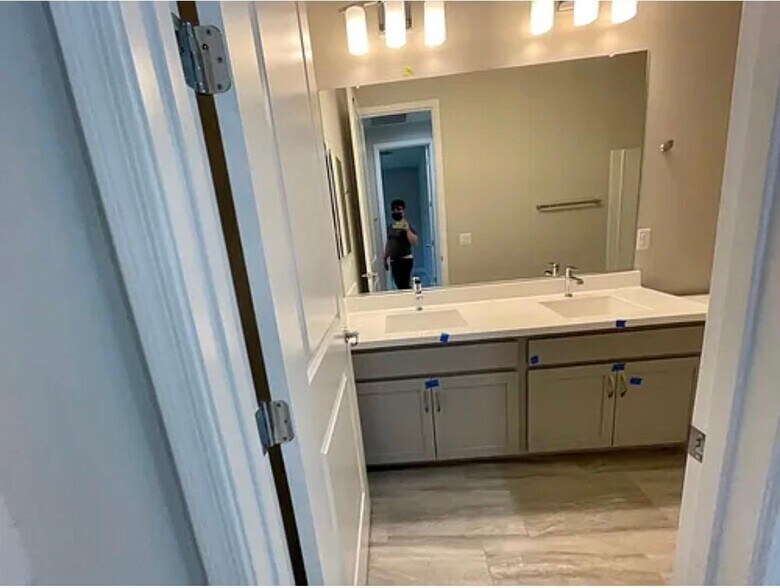 Building Photo - 628 W Derringer Way