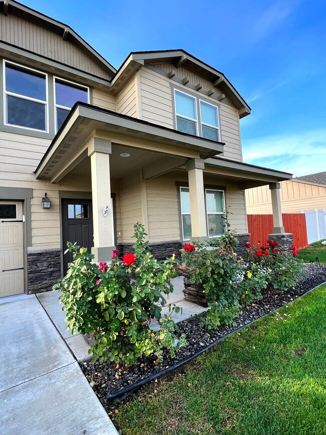 Building Photo - West Richland Home On 0.32 Acres