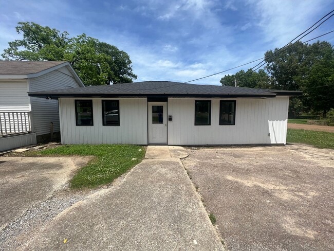 Building Photo - Cozy Home in the Heart of Martin