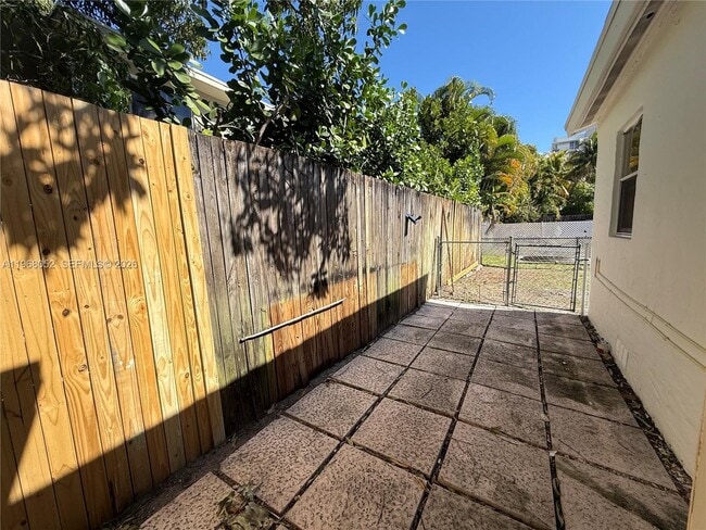 Building Photo - 2801 SW 26th St